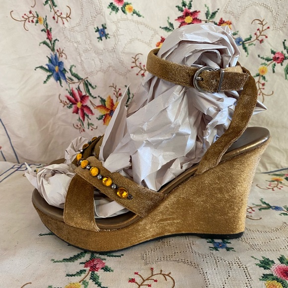 SOLD!! VINTAGE Y2K FIONI COPPER GOLD GEMSTONE VELVET STRAPPY WEDGES - Picture 1 of 7